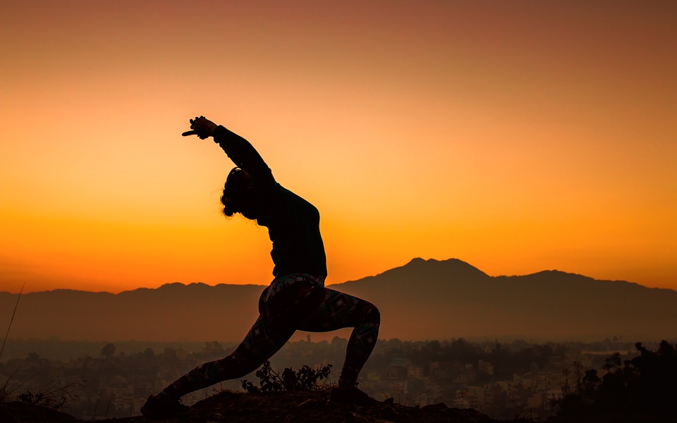 Yoga en otoño.  Equilibrando los pulmones y del intestino grueso